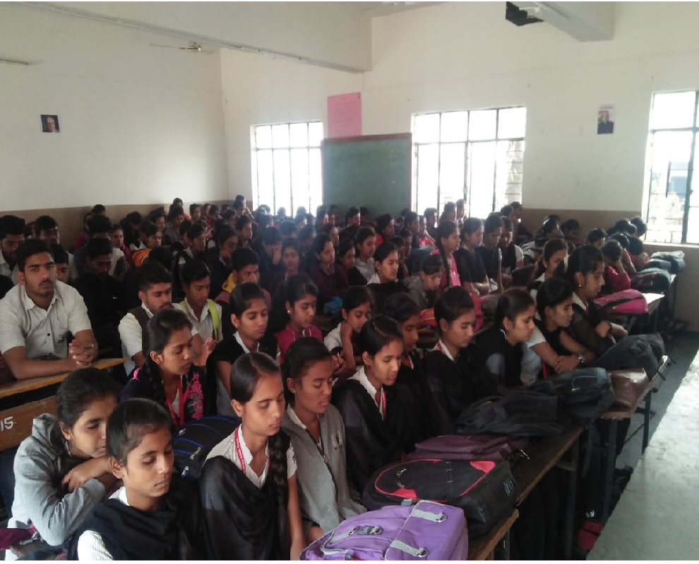   18-01-2019 न्युव इंग्लीश ज्युनीयर विद्यालय पिरंगुट  11 वी  200  विद्यार्थ्यांनी आनापान घेतले